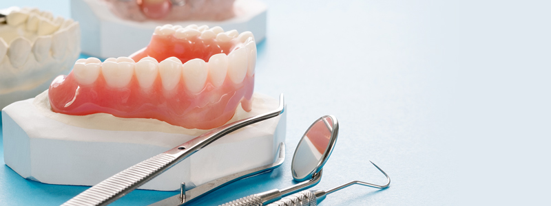 مزایا و معایب ایمپلنت در مقایسه با دندان مصنوعی متحرک