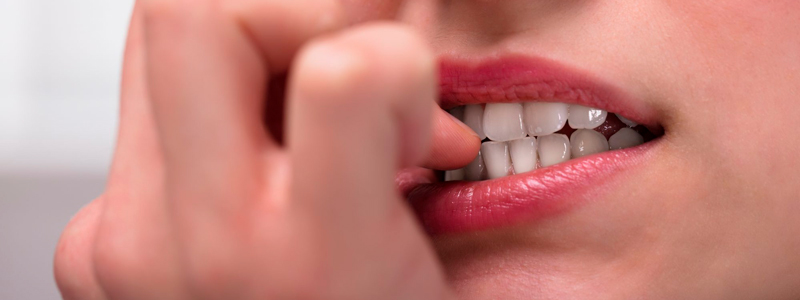 تأثیر جویدن ناخن‌ بر دندان‌ها